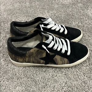 Vintage Havana- Black and Camouflage Sneakers size 9